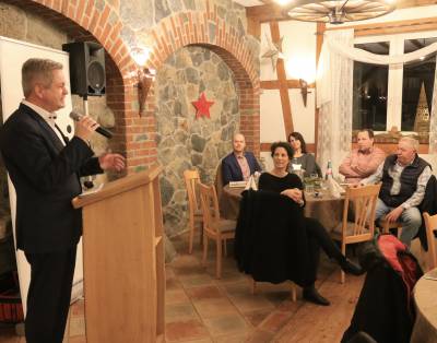 Matthias Wilkes, Vorsitzender der MIT Sdhessen bedankt sich bei unserem Gastredner, Hessens Innenminister Peter Beuth