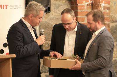 Matthias Wilkes und Dr. Alexander Bode berreichen ein Weinprsent an den Gastredner, Innenminister Peter Beuth