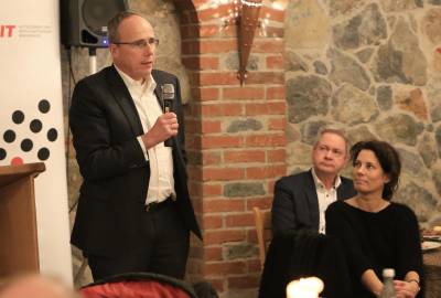 Hessens Innenminister Peter Beuth beantwortet Fragen der Anwesenden