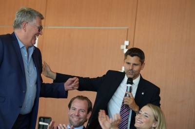 Marco Reuter und der Stellvertretende Vorsitzende Jürgen Diener (links).